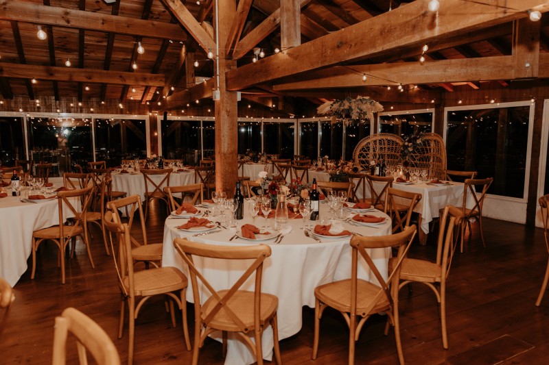 mise en situation mariage chaise bois crossback